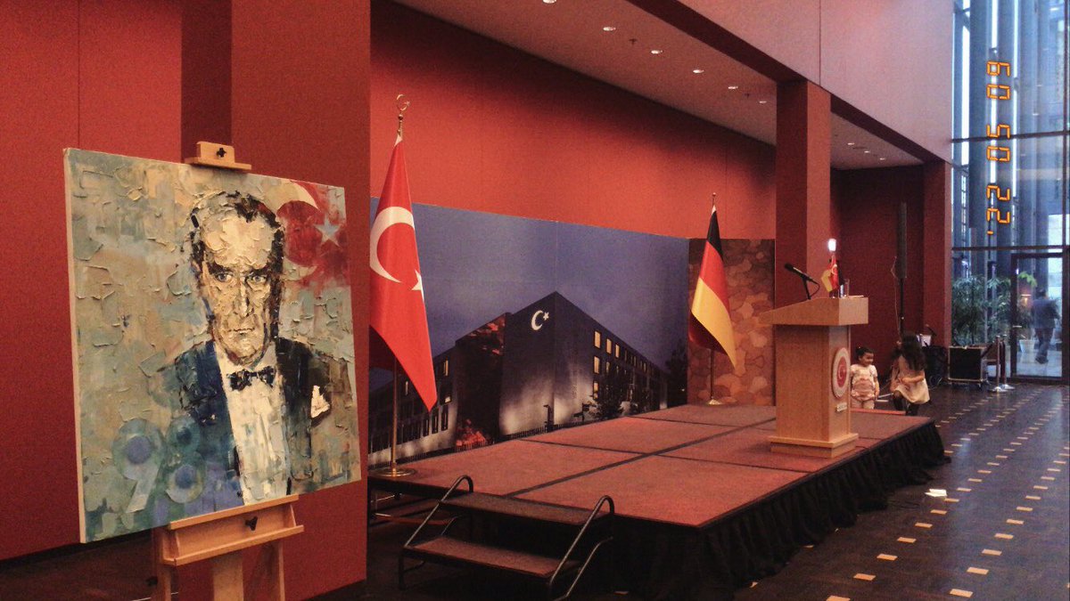 RukiyeAPatan's tweet photo. 09.05.2022 / Berlin

Türkiye Cumhuriyeti Berlin Büyükelçiliği 

Türk öğrencilerini yalnız bırakmayan ve desteklerini esirgemeyen Berlin büyükelçiliğimizde bayramlaşma davetine katılmak onuruna da erişildi  (Türk yemekleri özlenmişti☺️) https://t.co/RUEUePQVAG