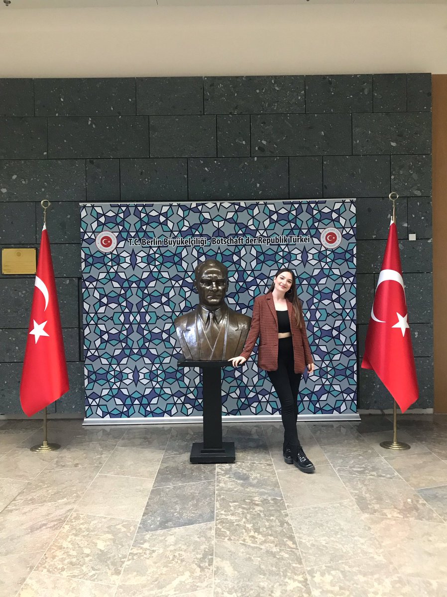 09.05.2022 / Berlin

Türkiye Cumhuriyeti Berlin Büyükelçiliği 

Türk öğrencilerini yalnız bırakmayan ve desteklerini esirgemeyen Berlin büyükelçiliğimizde bayramlaşma davetine katılmak onuruna da erişildi  (Türk yemekleri özlenmişti☺️)