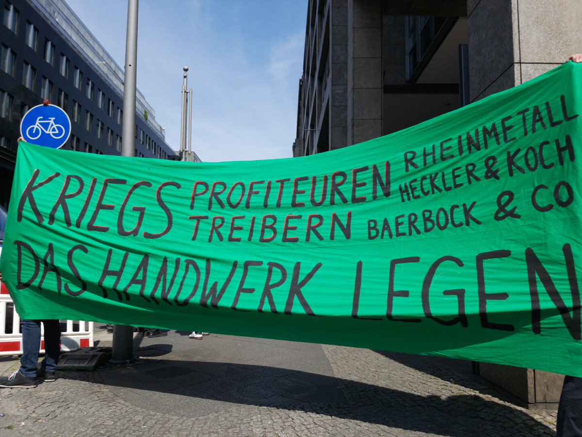 REntwaffnen's tweet photo. Kriegsprofiteuren das Handwerk legen. 
Kundgebung in Berlin vor den Büros des Lobbyverbands #BDSV in der Friedrichstr. 60 hat begonnen. Vorsitzer des BDSV ist Armin Papperger, der gerade auf der virtuellen Hauptversammlung von Rheinmetall spricht. 
#RheinmetallEntwaffnen #b1005 https://t.co/sS8aeuKsdY