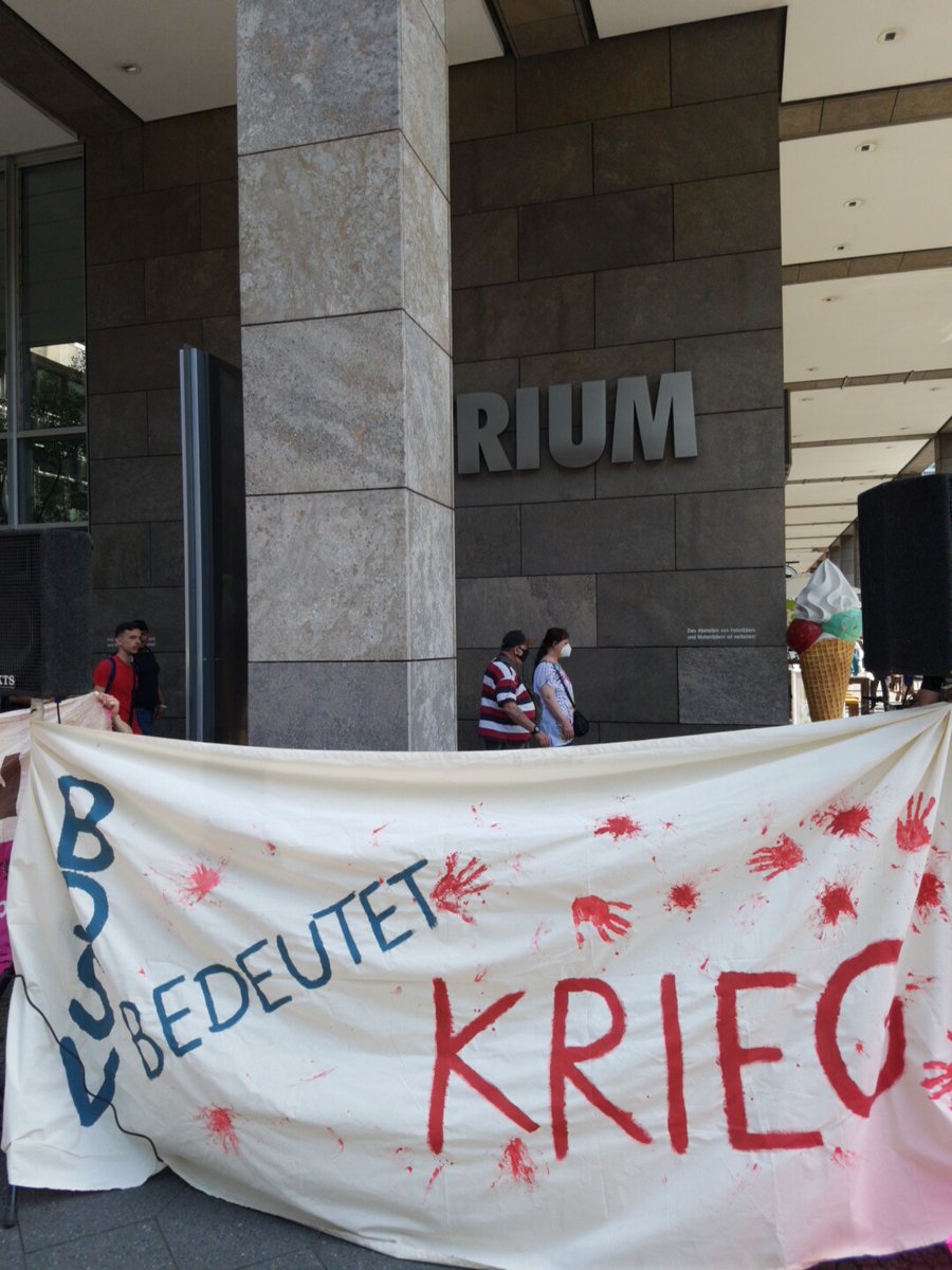 REntwaffnen's tweet photo. Kriegsprofiteuren das Handwerk legen. 
Kundgebung in Berlin vor den Büros des Lobbyverbands #BDSV in der Friedrichstr. 60 hat begonnen. Vorsitzer des BDSV ist Armin Papperger, der gerade auf der virtuellen Hauptversammlung von Rheinmetall spricht. 
#RheinmetallEntwaffnen #b1005 https://t.co/sS8aeuKsdY
