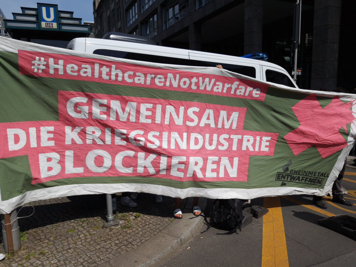 REntwaffnen's tweet photo. Kriegsprofiteuren das Handwerk legen. 
Kundgebung in Berlin vor den Büros des Lobbyverbands #BDSV in der Friedrichstr. 60 hat begonnen. Vorsitzer des BDSV ist Armin Papperger, der gerade auf der virtuellen Hauptversammlung von Rheinmetall spricht. 
#RheinmetallEntwaffnen #b1005 https://t.co/sS8aeuKsdY
