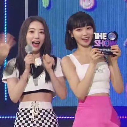 lqkimchaewon's tweet photo. 1st win as izone &amp; 1st win as le sserafim<3 https://t.co/ViScVtEoDE
