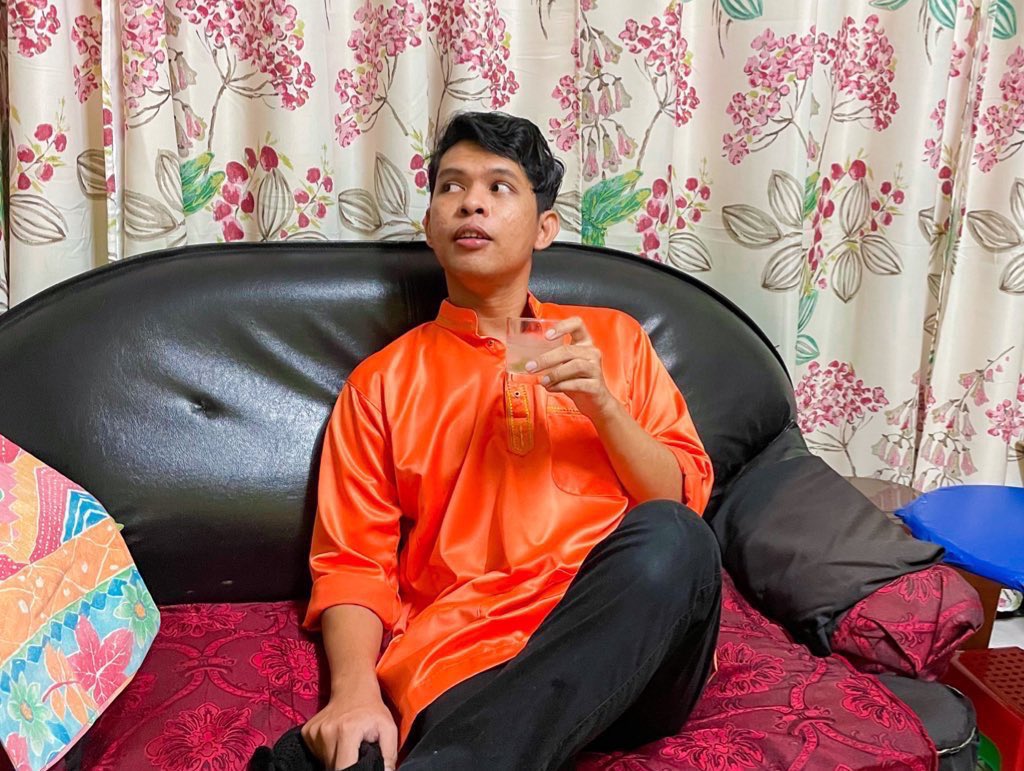 yo_sapit's tweet photo. No one:

Me: *dropping hints buku sendiri

2021                                      2022 https://t.co/ELeFInixAa
