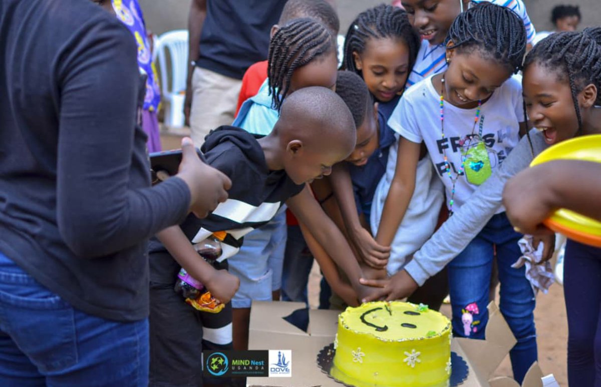Meyarmoses's tweet photo. Did you know, that If you get another to smile☺, you've directly deposited into their mental wellbeing!?
2 weeks back, children, adolescents/teenagers along W their parents joined me to deliver SMILES😊☺ thru MIND Nest Uganda to Mulimira #slumcommunity.Here's what we shared... https://t.co/CHwAE6N914