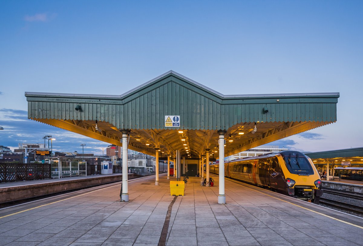 BBCRadioCymru's tweet photo. Ar #DrosFrecwast 

🔹Tymor newydd senedd San Steffan i'w agor yn swyddogol nes ymlaen

🔹Angen gwneud teithio ar drafnidiaeth gyhoeddus yn haws yng Nghymru

🔹A fydd Wrecsam yn 1 o 4 tref i fod yn Ddinas Diwylliant y Deyrnas Unedig ar gyfer 2025?

https://t.co/i2ocMkdwRC https://t.co/u8Sa1MaXvs