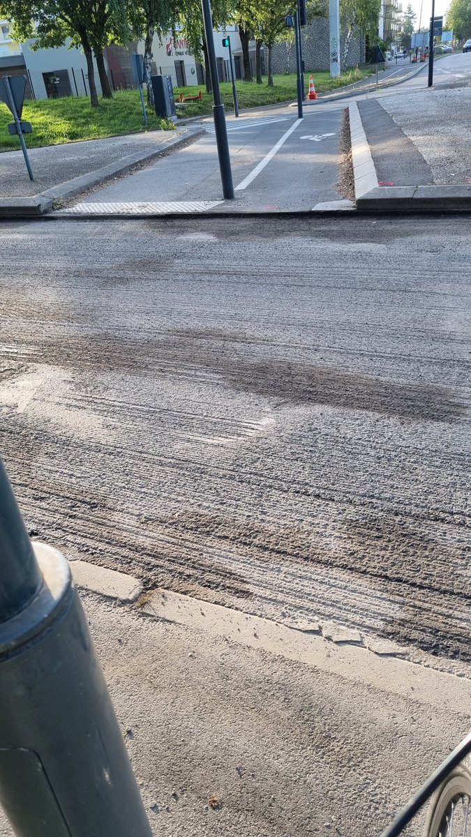 MassonYannis's tweet photo. Attention au passage sous la rocade a @VilleChantepie le bitume a été gratté et pas de panneaux pour prévenir https://t.co/EvPbOIm6tJ