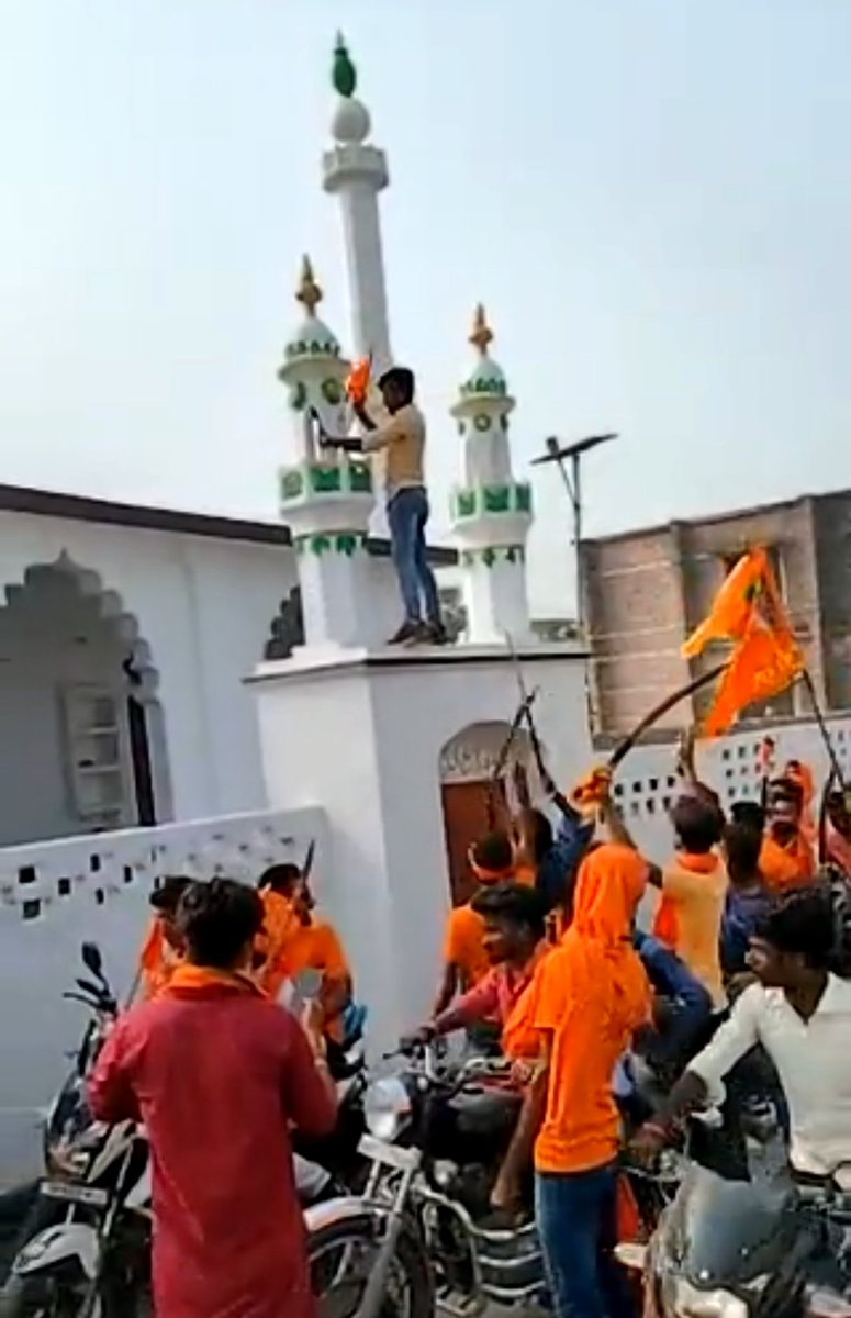 Robinhooy1's tweet photo. @SushantBSinha Bheed ne kayi begunaho ki lynching to death kardi sirf afwaah ki buniyaad pe...

Bheed ne masjido ke saamne "Mulle kaate jayenge ke naare diye" aur bhagwa flag bhi lagaya...

Bheed ne tripoora aur dilli me 20+ masjdo ko toda aur jalaya https://t.co/N8n5Gvi6U6