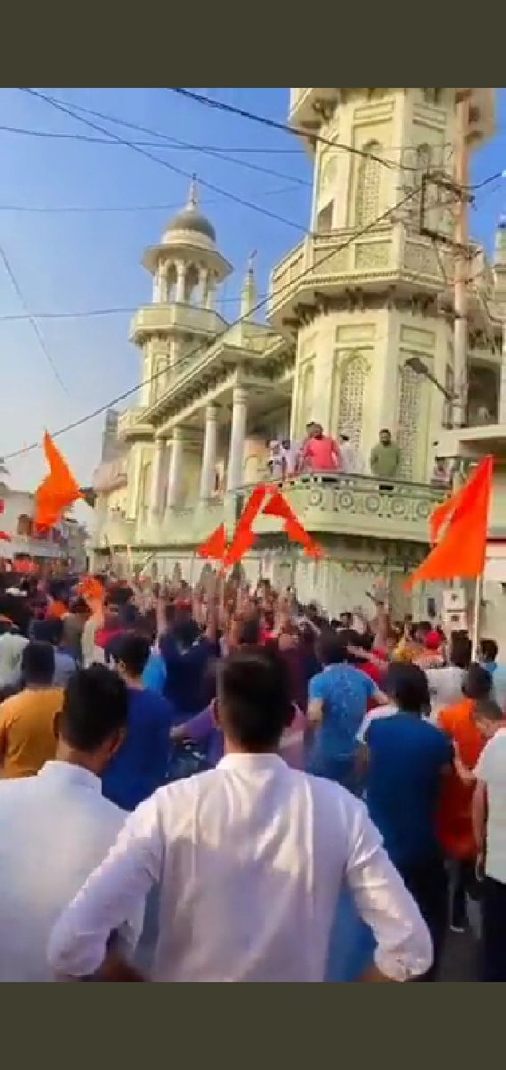 Robinhooy1's tweet photo. @SushantBSinha Bheed ne kayi begunaho ki lynching to death kardi sirf afwaah ki buniyaad pe...

Bheed ne masjido ke saamne "Mulle kaate jayenge ke naare diye" aur bhagwa flag bhi lagaya...

Bheed ne tripoora aur dilli me 20+ masjdo ko toda aur jalaya https://t.co/N8n5Gvi6U6