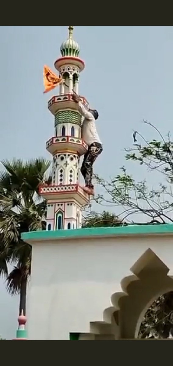 Robinhooy1's tweet photo. @SushantBSinha Bheed ne kayi begunaho ki lynching to death kardi sirf afwaah ki buniyaad pe...

Bheed ne masjido ke saamne "Mulle kaate jayenge ke naare diye" aur bhagwa flag bhi lagaya...

Bheed ne tripoora aur dilli me 20+ masjdo ko toda aur jalaya https://t.co/N8n5Gvi6U6