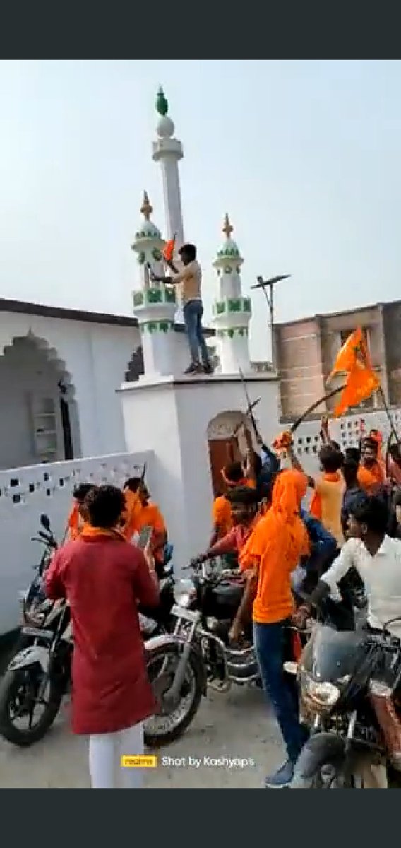 Robinhooy1's tweet photo. @SushantBSinha Bheed ne kayi begunaho ki lynching to death kardi sirf afwaah ki buniyaad pe...

Bheed ne masjido ke saamne "Mulle kaate jayenge ke naare diye" aur bhagwa flag bhi lagaya...

Bheed ne tripoora aur dilli me 20+ masjdo ko toda aur jalaya https://t.co/N8n5Gvi6U6