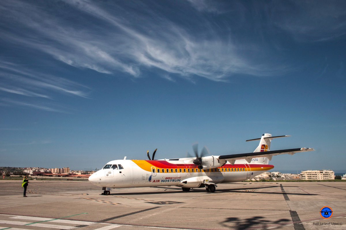 SpottersMelilla's tweet photo. #BuenosDías
#FelizMartes
Arrancamos una nueva jornada. Aquí vemos al EC-LSQ de @AirNostrumLAM y a la coordinadora en el #Papa2 de #MelillaMLN ultimando en plataforma para así despegar hacia #MálagaAGP.
.
.
Foto📸: Raúl Lacárcel López
@jmanatol @hydra_66 https://t.co/NPVPmSdiwV