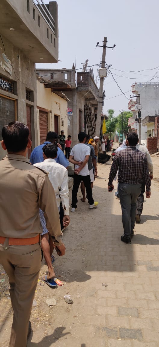 dvvnlfirozabad's tweet photo. अधीक्षण अभियंता(ग्रामीण) इं. हरीश बंसल एवं अधिशासी अभियंता इं. वीपीएस चौहान द्वारा ग्राम जलोपुरा में विधुत टीम के साथ संयोजनों का निरीक्षण करते हुते एव उपभोक्ताओं को विद्युत बिल समय से जमा करने हेतु प्रेरित भी किया जा रहा है। @aksharmaBharat @UPPCLLKO @MDDVVNL https://t.co/GE1WkgW38b