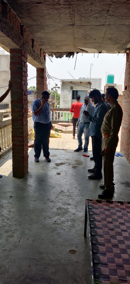 अधीक्षण अभियंता(ग्रामीण) इं. हरीश बंसल एवं अधिशासी अभियंता इं. वीपीएस चौहान द्वारा ग्राम जलोपुरा में विधुत टीम के साथ संयोजनों का निरीक्षण करते हुते एव उपभोक्ताओं को विद्युत बिल समय से जमा करने हेतु प्रेरित भी किया जा रहा है। <a href="/aksharmaBharat/">A K Sharma</a> <a href="/UPPCLLKO/">UPPCL</a> <a href="/MDDVVNL/">MD DVVNL AGRA</a>
