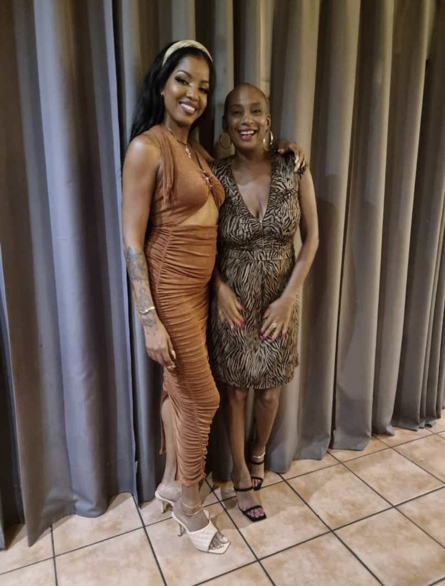 RebeccaMarival's tweet photo. Entre copines pour un anniversaire tranquille au resto . Avec ma superbe maquilleuse Miss Lรฉรฏla la boudeuse ๐๐พโจ #brownstyle #chic #ร refaire #saturdaynightinGuadeloupe https://t.co/rHlMcTZf10