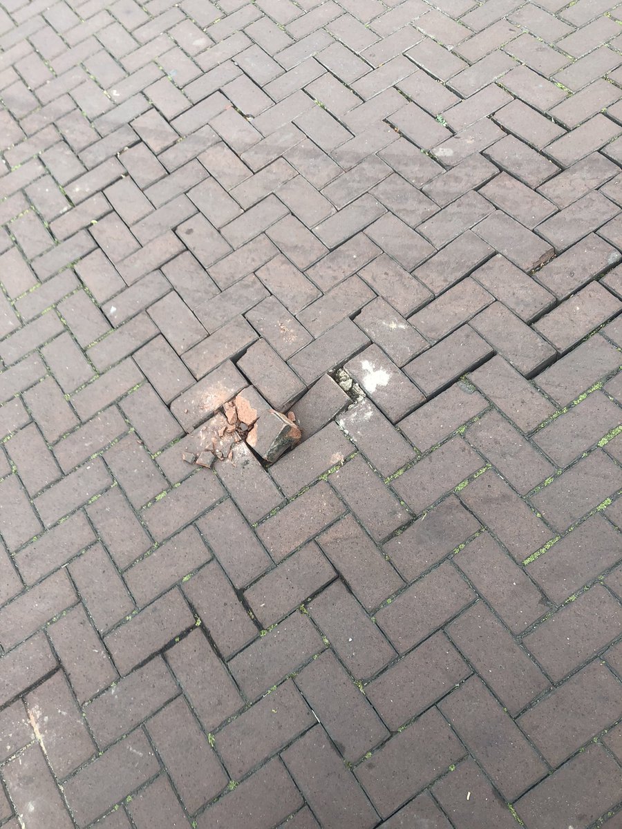 SJBraam's tweet photo. @Zevenaar losliggend straatwerk bij de kruising van de J.P. Coenstraat en Van Oldenbarneveldtlaan in Zevenaar https://t.co/G670rsxKvl