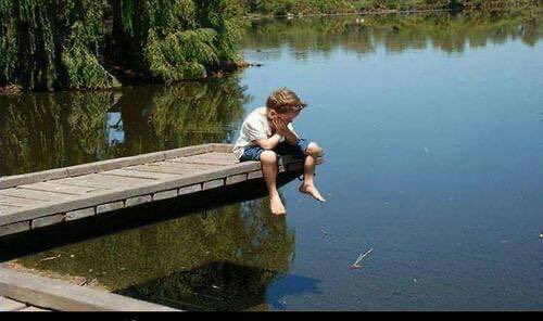 الحياة مثل النهر لا تستطيع أن تلمس نفس الماء مرتين لأن المياه المتدفقة التي تفوت لن تعود مجددآ أبدآ ...!! استمتع بكل لحظة في الحياة فكُل لحظة ستكون يَوماً ما مُجرّد ذِكری ..