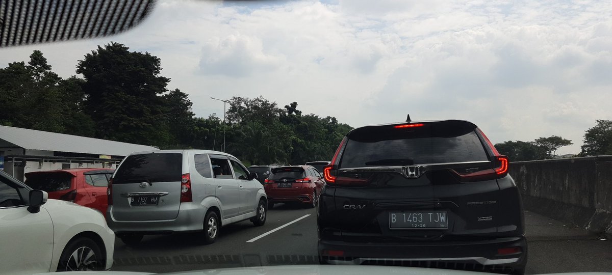 faradisu's tweet photo. @Metro_TV He3x ini bukan macet lah tp parkir, sebentar jalan &amp; berenti agak lama, gak masuk katagori "tol gratis jk macet 5km" itu kali ya.🤔 Sebetulnya bukan soal gratis tidaknya tol, tp bgm manajemen yg lbh siap menampung arus mudik &amp; balik yg luar biasa. Perlu dipikirkan lagi kedepannya https://t.co/N4yo8X7rYf