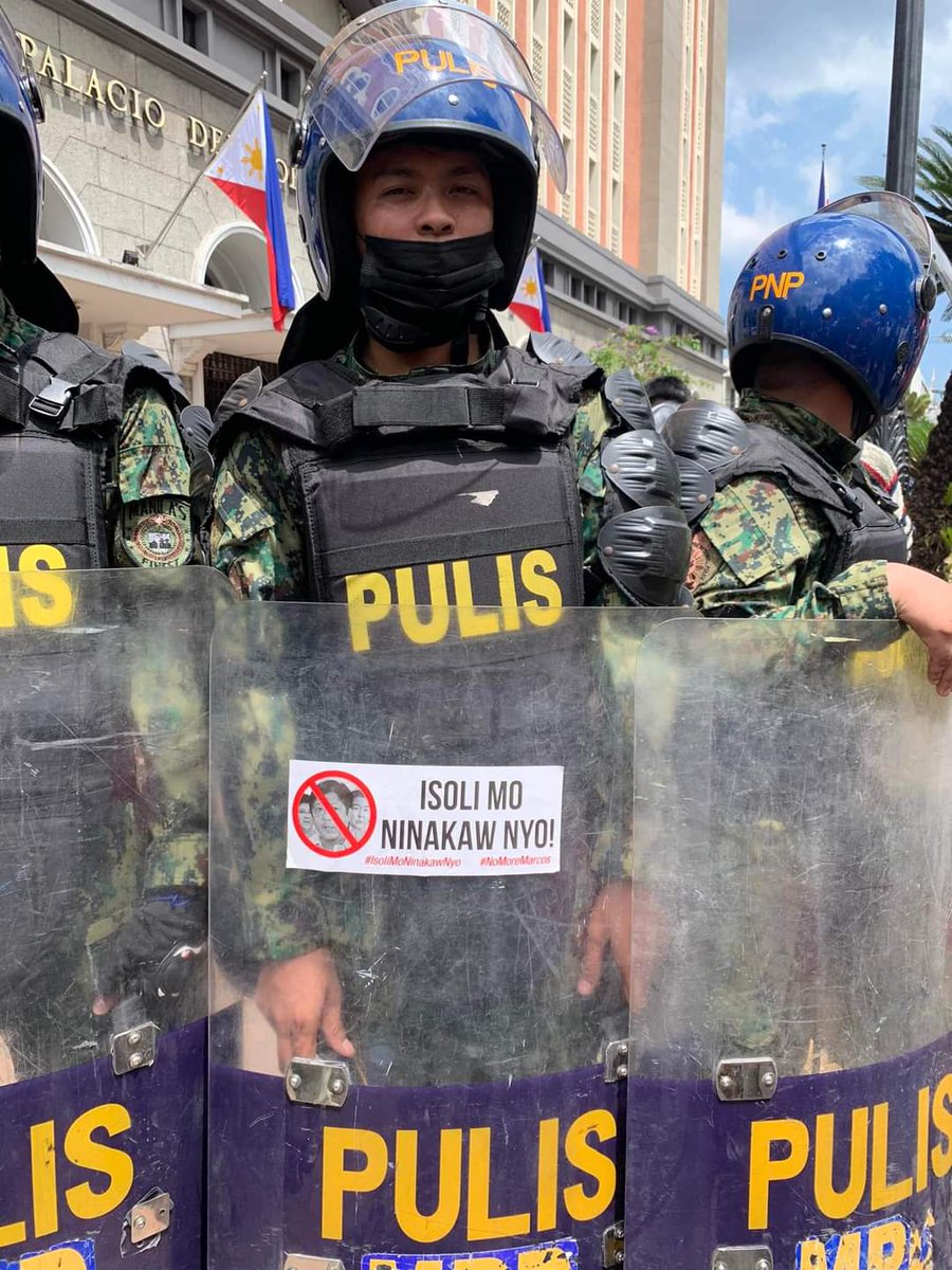EARLIER: A police officer stationed in front of Comelec's main office was spotted with a sticker that read, "Isoli mo ninakaw niyo!" | 📷 Marianne de Jesus

#PHVote #WeDecide | via <a href="/mikee_cambiado/">Mikee Cambiado</a>