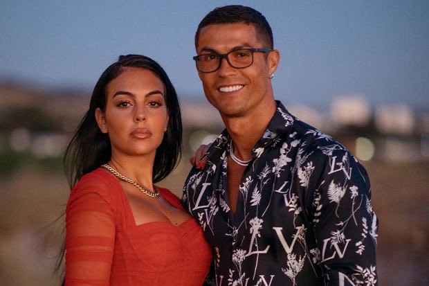 PlayersSayings's tweet photo. Georgina Rodriguez:🗣

"We were watching the Champions League semi-final match between Real Madrid and Manchester City, but around 85 minutes I said it was over so we could sleep. Cristiano told me it wasn't over until the referee blows the final whistle. Well, he was right." https://t.co/RPVn5CpTwO