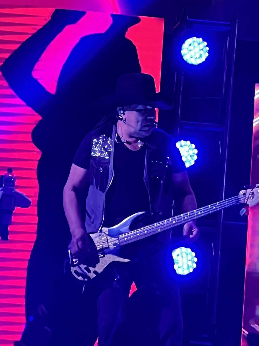 erihans's tweet photo. @Grupo_Bronco desde las 5 esperándolos y como siempre es un gustooooo🎤 https://t.co/oR92wfeb9e