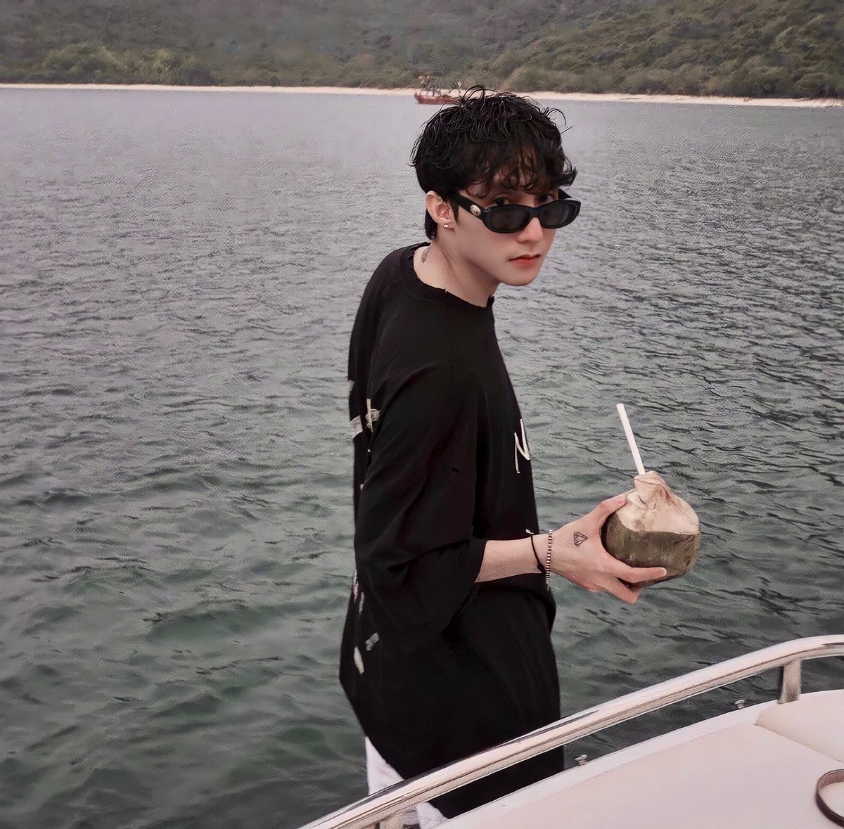 minsky365's tweet photo. Còn cười tít mắt 😂 thế này là ổn cả rồi! ^^ Tự nhiên thấy Tùnn vậy e nhẹ lòng hơn hẳn 🥰🥰🥰🤍🤍🤍 @sontungmtp777 #SonTungMTP #TheresNoOneAtAll https://t.co/aDy30QhlPH