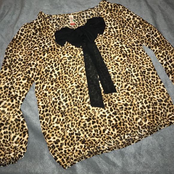 ValCarMom's tweet photo. So good I had to share! Check out all the items I'm loving on @Poshmarkapp from @bay_graves #poshmark #fashion #style #shopmycloset #justice #idontknowthebrandsorry #noboundaries: https://t.co/W11vBvaywd https://t.co/UkCIcEJRLM