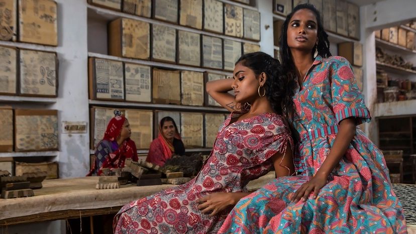 FabindiaMy's tweet image. 𝗖𝗼𝗻𝘀𝗰𝗶𝗼𝘂𝘀 𝗖𝗿𝗮𝗳𝘁 • Pretty florals in turquoise and pink, maroon and blues make for an easy choice. Step out and stand out with aplomb this season!
#HandBlocks #Craftsmanship #FabApparel #ArtisanCreations #FabStyles #LocalCrafts #CasualStyles #ComfyCasuals