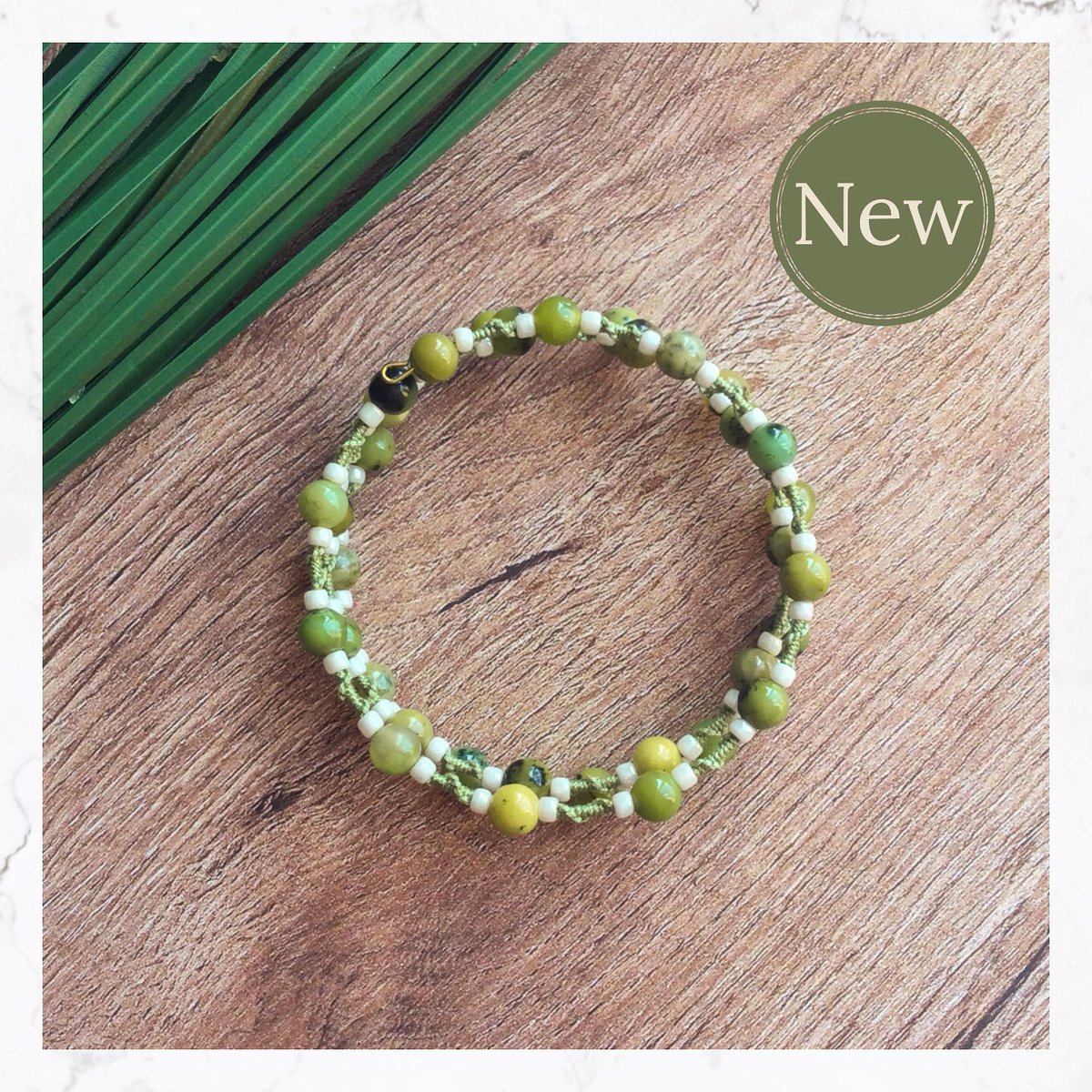 🌿 NEW 🌿
May birthstone bracelet featuring chrysoprase semi-precious beads, seed beads and tatting.
etsy.com/uk/listing/118… #EarlyBiz #handmade #BirthdayGiftIdea