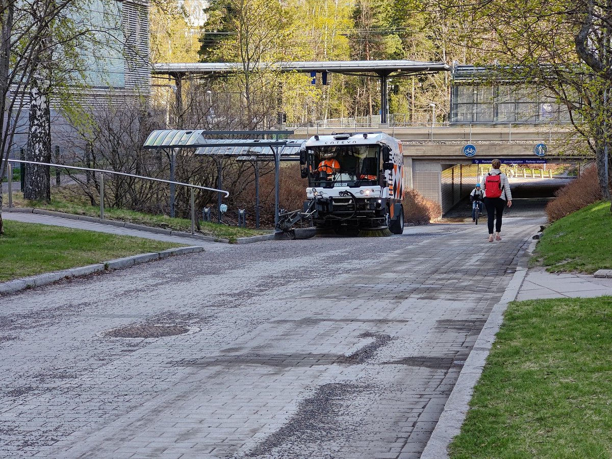 juhosalmi's tweet photo. Minulla on tänään voitonpäivä, sillä vihdoin 10.5. työmatkani puhkojasepeli siivotaan pois. Ei tarvitse enää pelätä renkaiden puolesta! 🎉
@HelsinkiKymp
#pyöräily #työmatkapyöräily #valimo https://t.co/2OdKtbrcfJ