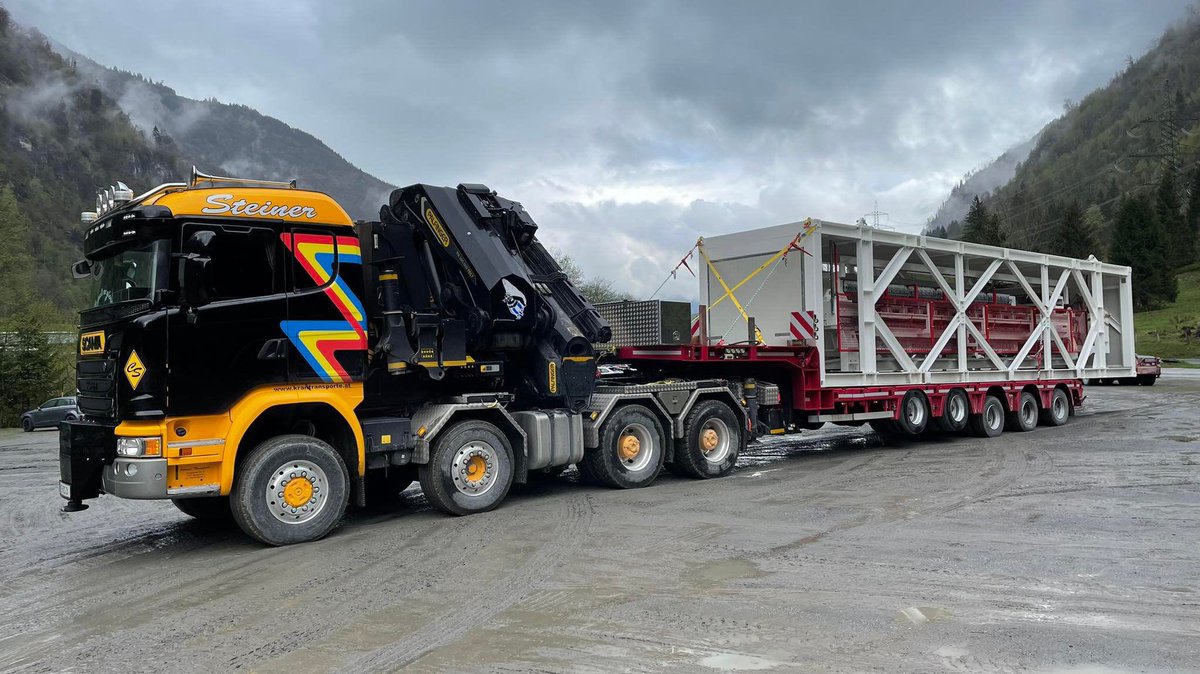 📸 It’s always nice to get pictures of customers enjoying their recently bought trailer in action! 💨

Recently we delivered this great Doll 5-axle extendable semi low-loader with hydraulic ramps and panther axles to Germany 🇩🇪