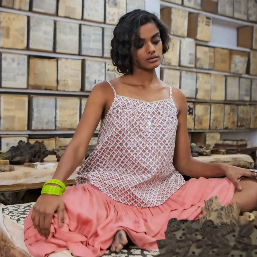 FabindiaMy's tweet image. 𝗖𝗼𝗻𝘀𝗰𝗶𝗼𝘂𝘀 𝗖𝗿𝗮𝗳𝘁 • Easy to accessorize and style, this spaghetti strap top has a subdued elegance attached. It can be worn for a casual look as is, or teamed up with oxidised jewellery for a put-together look.
#HandBlocks #Craftsmanship #FabApparel #ArtisanCreations