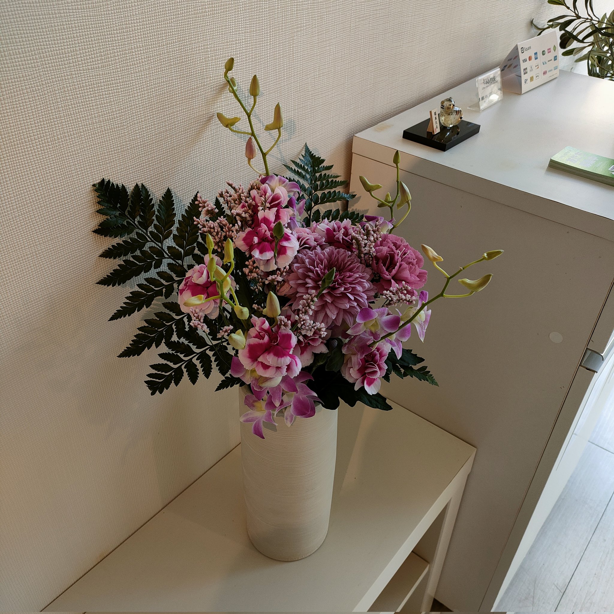 神楽坂 市ヶ谷 スタジオユニバース 今日はお花屋さんやっていたので 花飾るの好きなので いろんな花瓶がほしい T Co Pgcq0o0hql Twitter