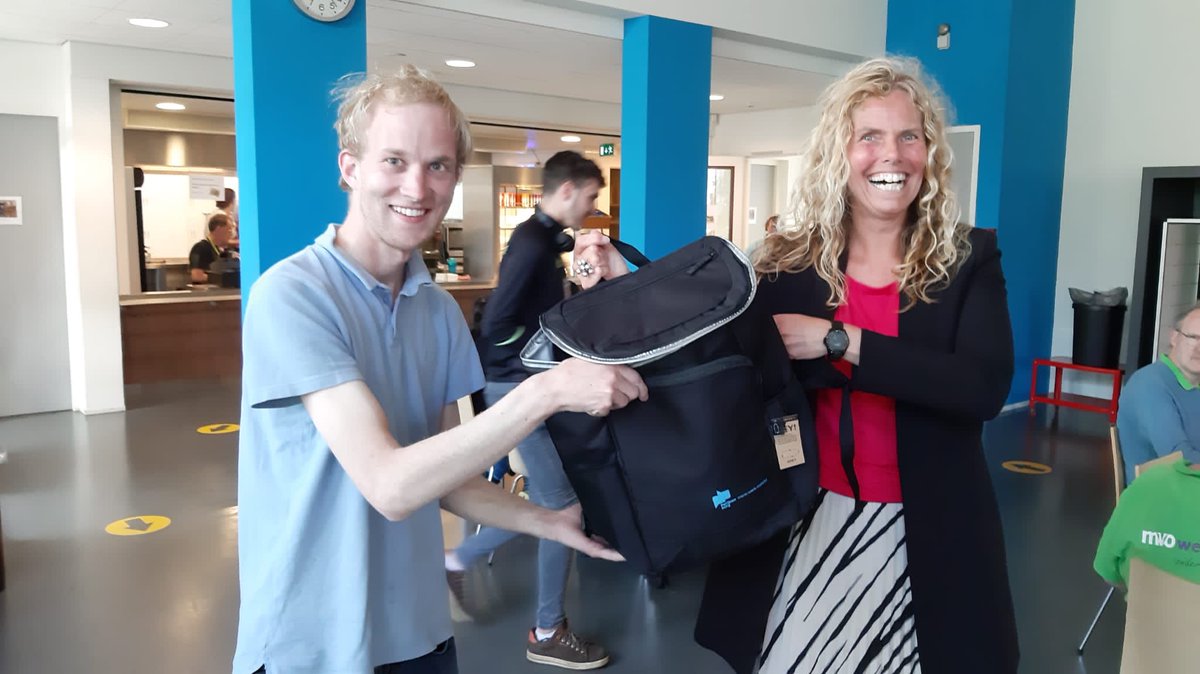 Cadeaus uitgedeeld aan onze toppers van ⁦<a href="/Patijnenburg/">Patijnenburg</a>⁩ als bedankje en om iets leuks te geven in deze dure tijden. De koeltas was erg in trek, maar ook de VVV-bon en filmbon ⁦@TheaterDeNaald⁩.