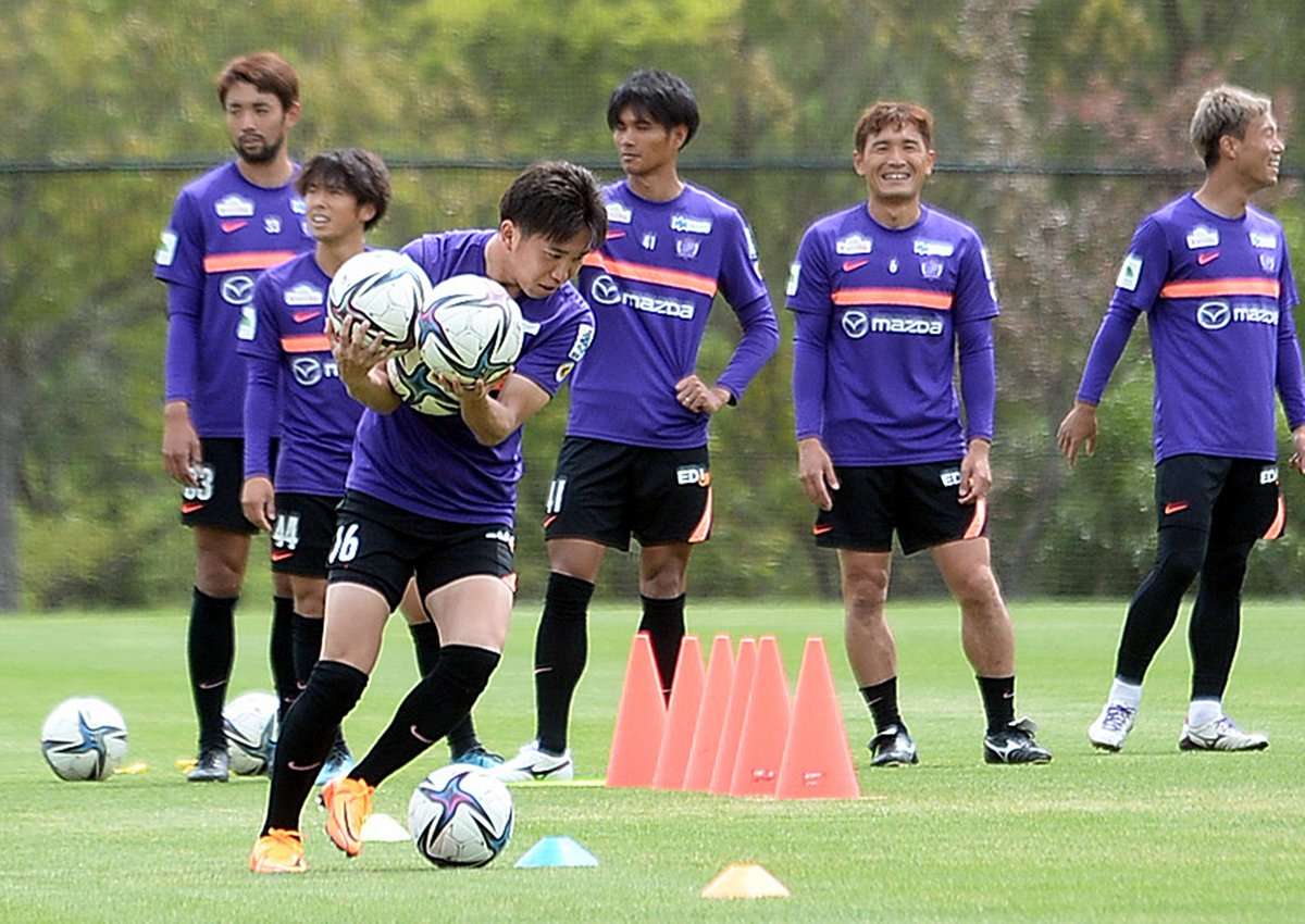 chugoku_sanfre's tweet photo. ２オフ明けの練習は、リカバリーから。
ボール３個持ってのジグザグドリブルに、浅野選手はかなりの安全運転
#sanfrecce https://t.co/SfRt7hCUKj
