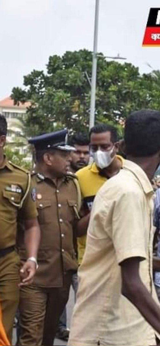 RehanJayawick's tweet photo. Clear picture of Senior DIG Deshabandu Tennakoon, @PodujanaParty MP and part time thug Sanath Nishantha. 

This is how the godforsaken SL Police accompanied the goons to attack the peaceful protestors at #GotaGoGama. 

This officer should be arrested immediately! 

#lka https://t.co/KRhThvtLpZ