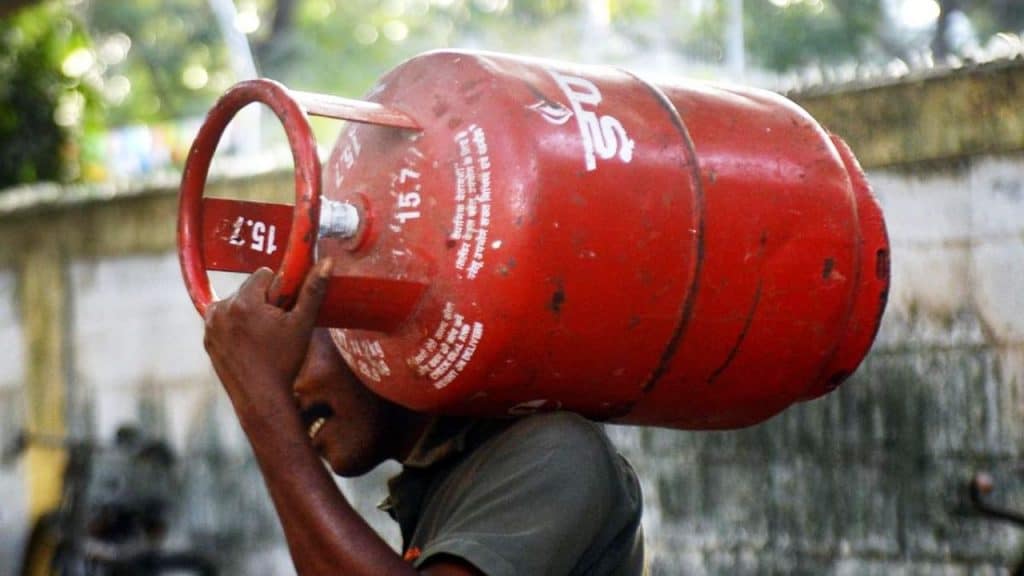 QayamReja's tweet photo. LPG का रेट 50 रुपए और बढ़ गया
बाकी तुम दिन में 101 बार हनुमान चालीसा
और लाउड स्पीकर पर पाठ जारी रखना नही तो हिन्दू खतरे में आ जाएगा। https://t.co/p48mhmC7ZT