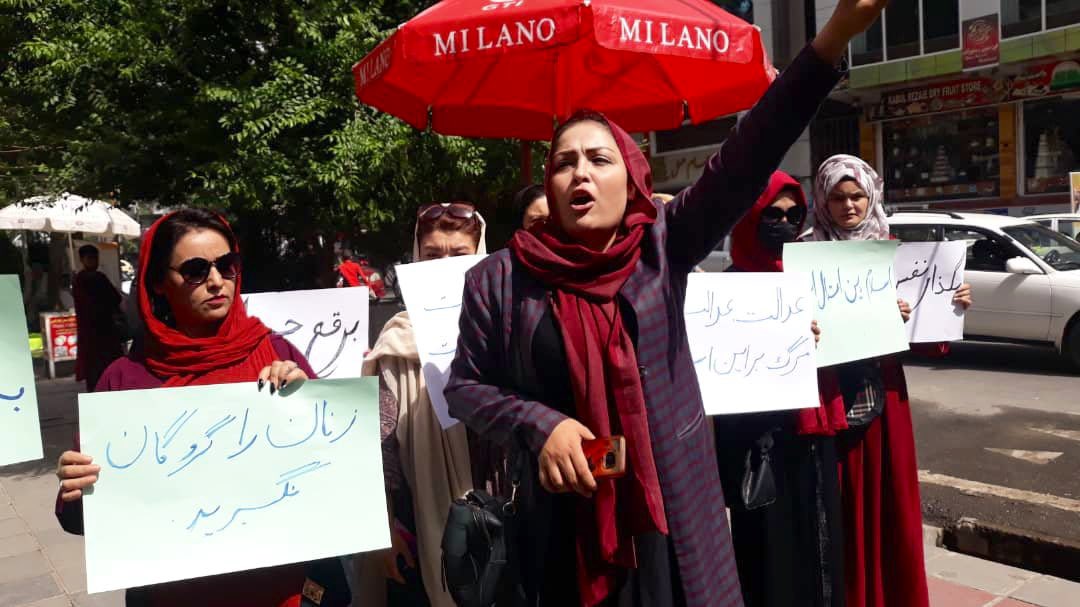mortazabehboudi's tweet photo. Ce jour, elles manifestent dans les rues de Kaboul pour dire non à la burqa et aux talibans. #Afghanistan https://t.co/kEkOUvgsjk
