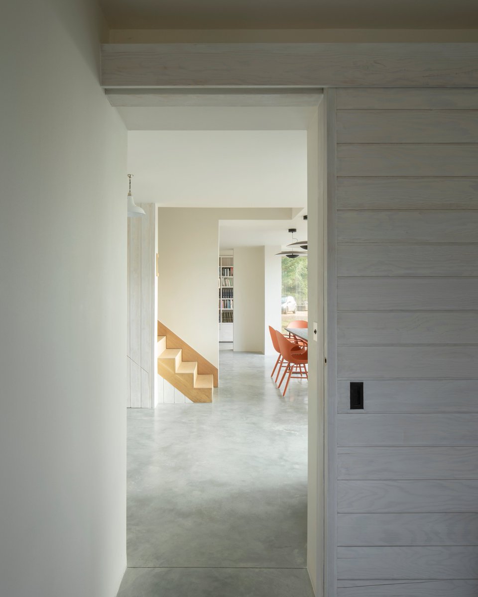 rmouldingandco's tweet photo. Minimalist living.. 
Inside a guest cottage in Hampshire we built using reclaimed wood.🌳💚🧡

Architects: @pad_studiouk
📸: @stale_eriksen

#interiortuesday #mouldingthebuilder #newbuild https://t.co/I906DsKnDG