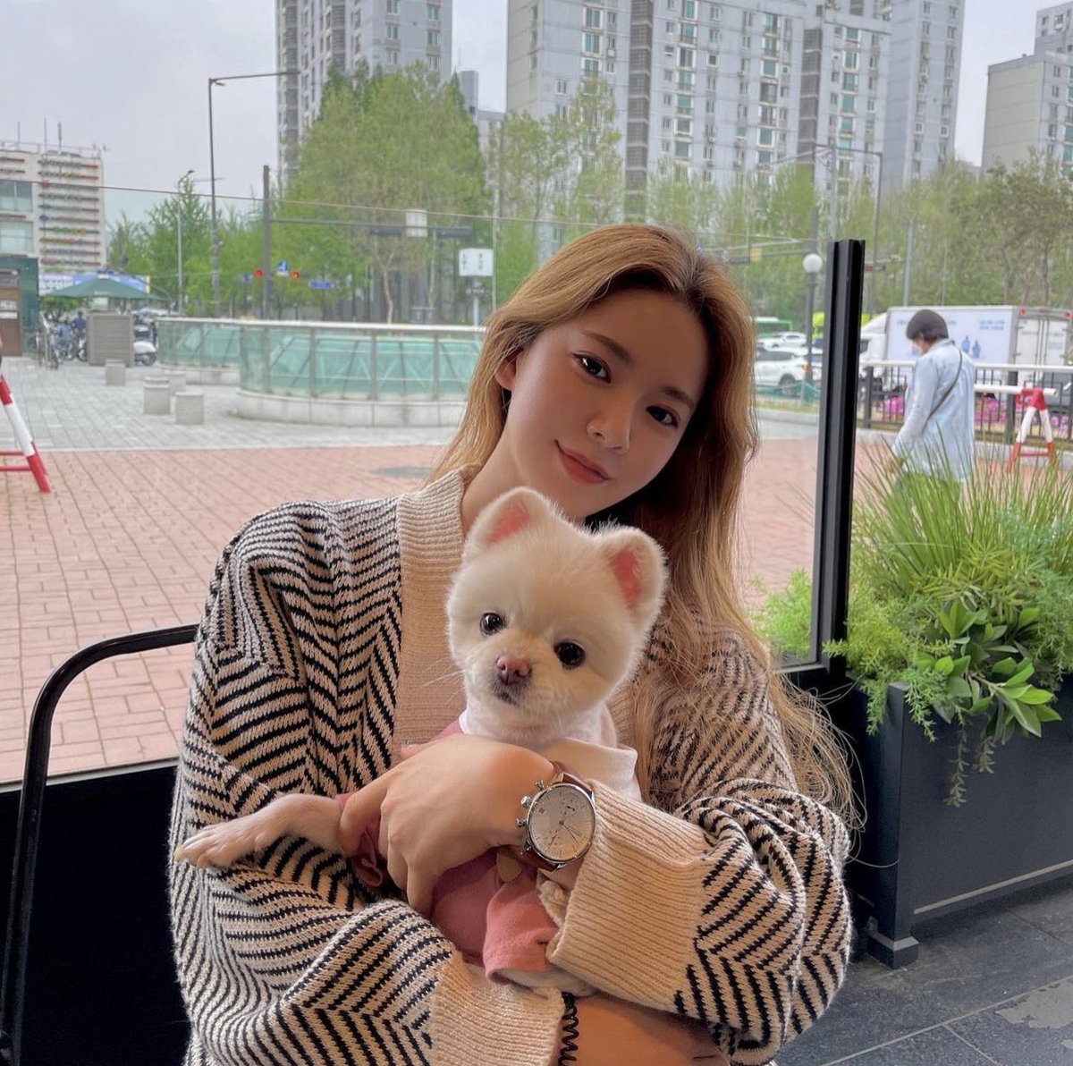 kjaynani's tweet photo. help i thought eunjin was wearing jinan’s cardigan and i almost screamed lmao 😭 https://t.co/eoeYxnnQ9b