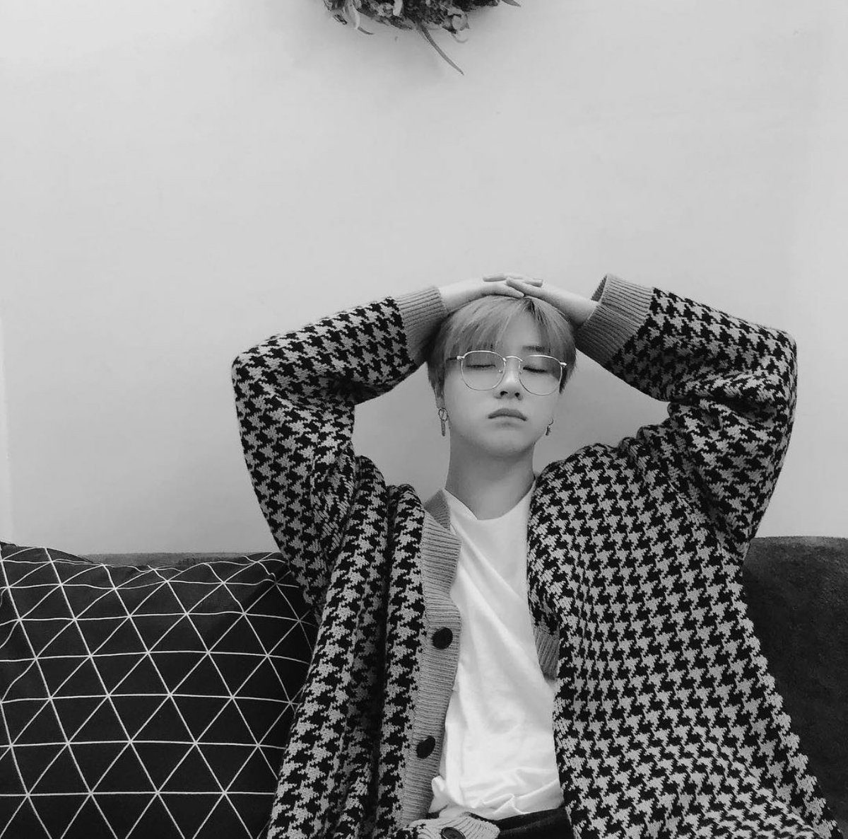 kjaynani's tweet photo. help i thought eunjin was wearing jinan’s cardigan and i almost screamed lmao 😭 https://t.co/eoeYxnnQ9b