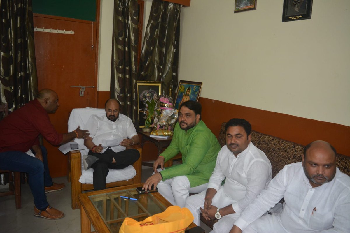 YogendraUpadhy's tweet photo. अपने लखनऊ आवास पर उत्तर प्रदेश के विभिन्न क्षेत्रों से आये जनमानस की समस्याओं को सुन यथासंभव निराकरण करते हुए। https://t.co/4l4Uh7uQZK