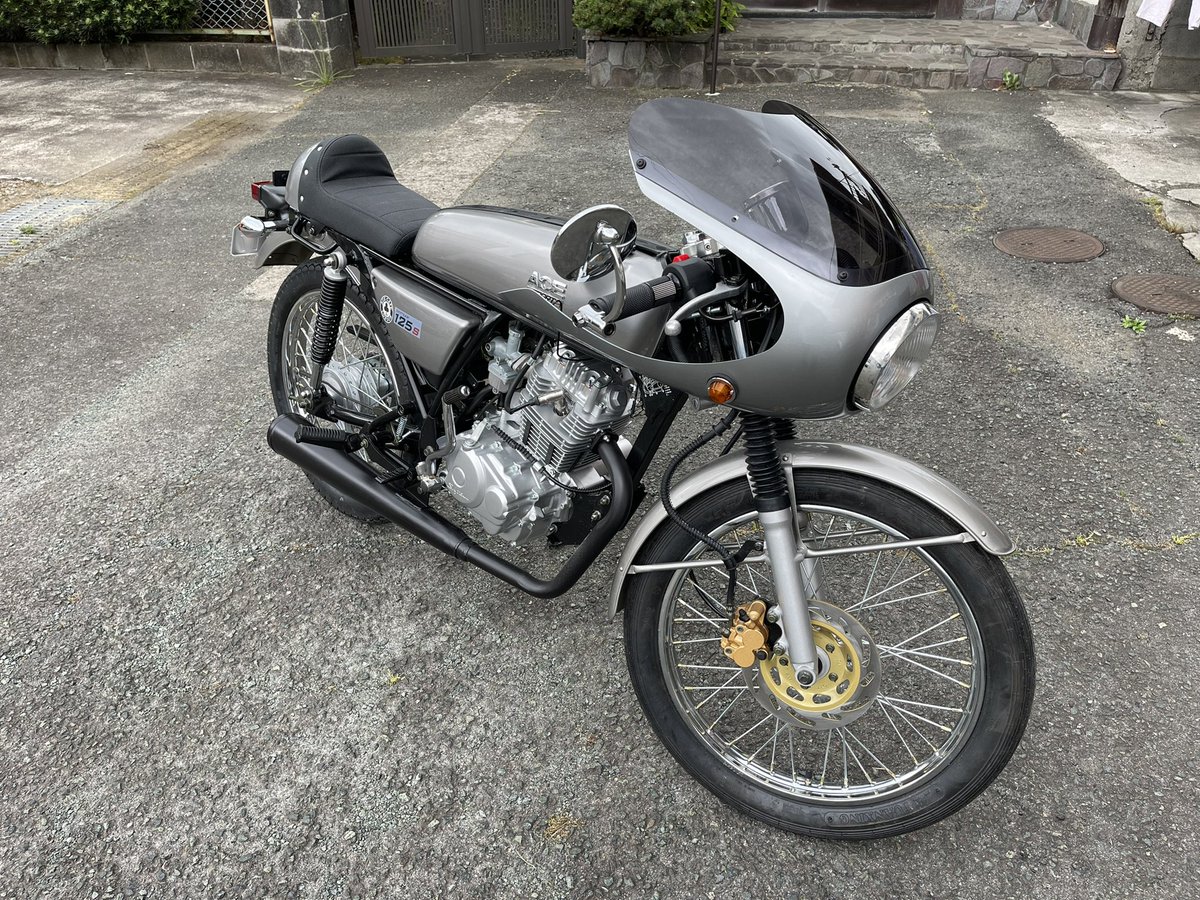DreamCaferacer's tweet photo. ハーフカウルの角度がしっくりこなくてステーを修正、やけに時間がかかってしまった。
#ACE125 https://t.co/T7H5GxhXzb
