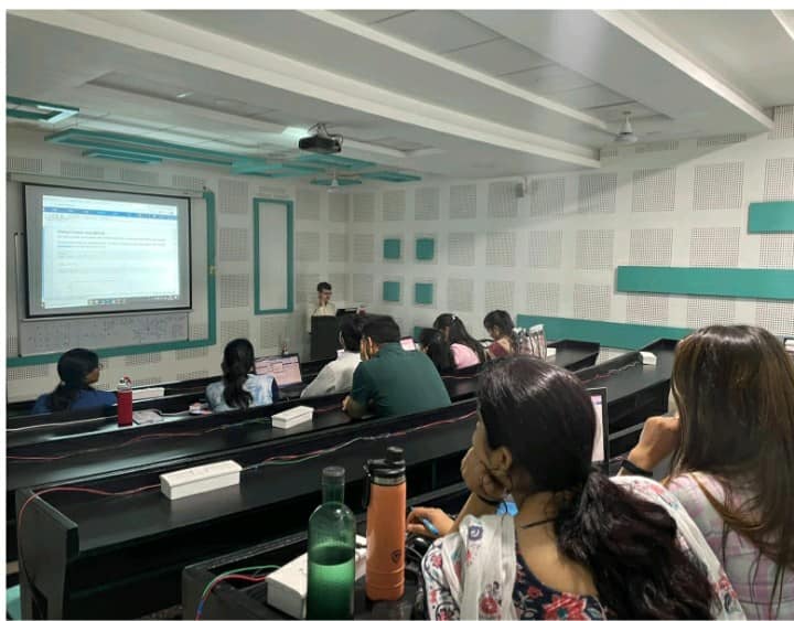 ChitkaraU's tweet photo. Department of #AppliedSciences, #CUIET, @ChitkaraU organised 3 days National #Faculty Development Program on Applied Mathematics with #MathWorks – #MATLAB Series 1.0. Dr Spandhana Gonuguntla and Pratyush Roy, from Mathworks, Bangalore were the keynote speakers of this FDP. https://t.co/XIWAqLDc39