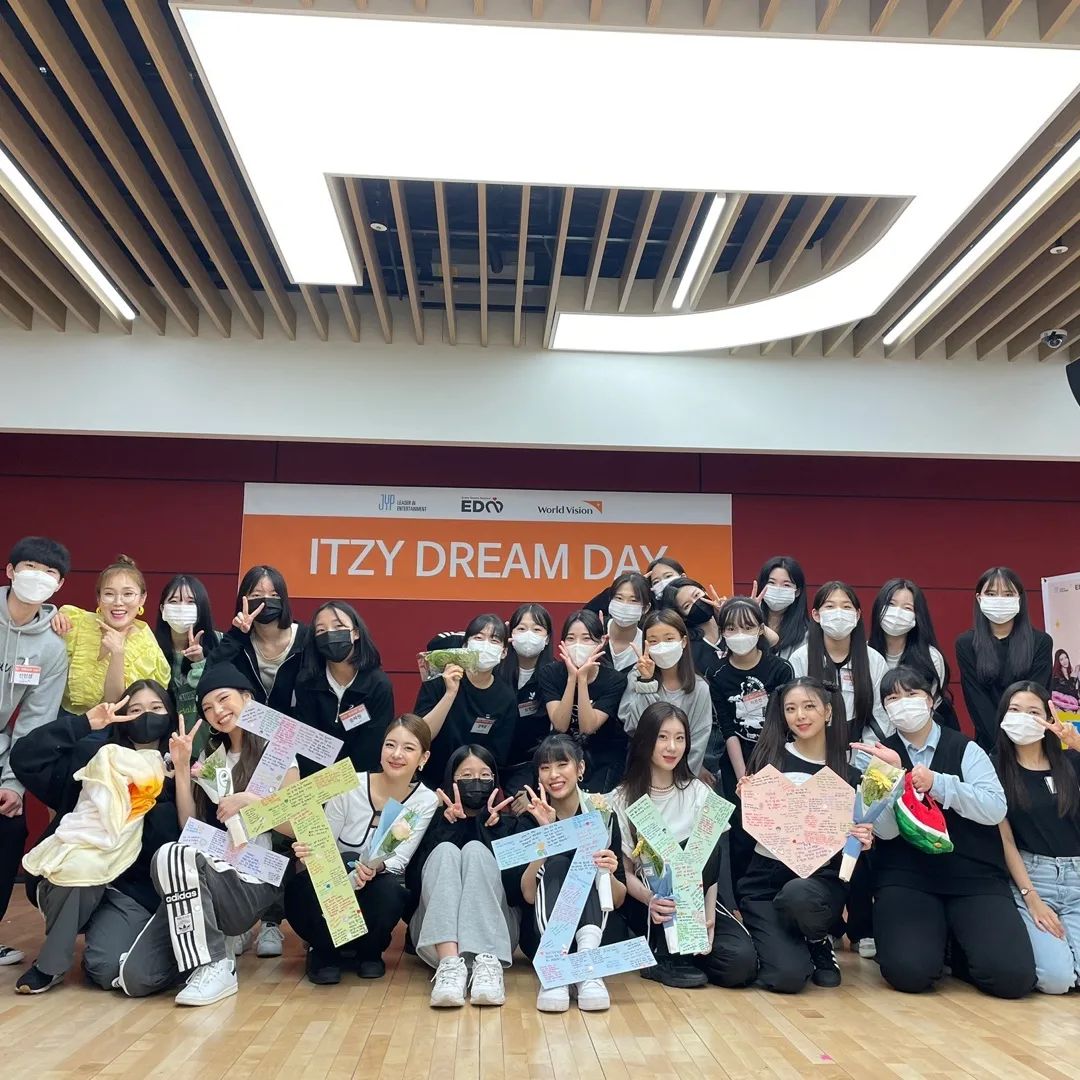 prosebeb's tweet photo. ITZY DREAM DAY เค้าน่าจะพาเด็กๆมาเจออิทจีงี้มั้ย สานฝันน้องๆ เห็นเขียนโน้ตเป็นตัวอักษร ITZY มาให้ด้วย น่ารักกกกกก https://t.co/kY4ZLA8O7P
