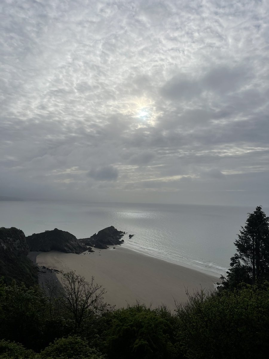 TenbyBrad's tweet photo. Sun breaking through 🌤🏴󠁧󠁢󠁷󠁬󠁳󠁿#morningmonkstone #pembrokeshirecoastpath #WALES @StormHour @BBCWthrWatchers https://t.co/QWzeKj3c9e