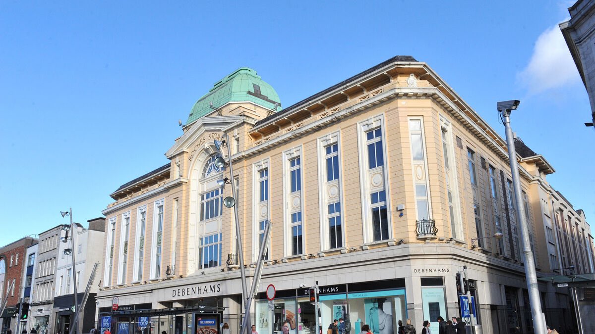 Eoinmpos's tweet photo. Good news for Cork’s Patrick st. The vacant Roche’s stores building potential set to go for sale this summer. The Patrick st landmark has an abundance of potential to become a multi purpose property in the heart of Cork city. @CBA_cork #corkcity #patrickst https://t.co/Az9CMsXGn2 https://t.co/8q29MwEse2