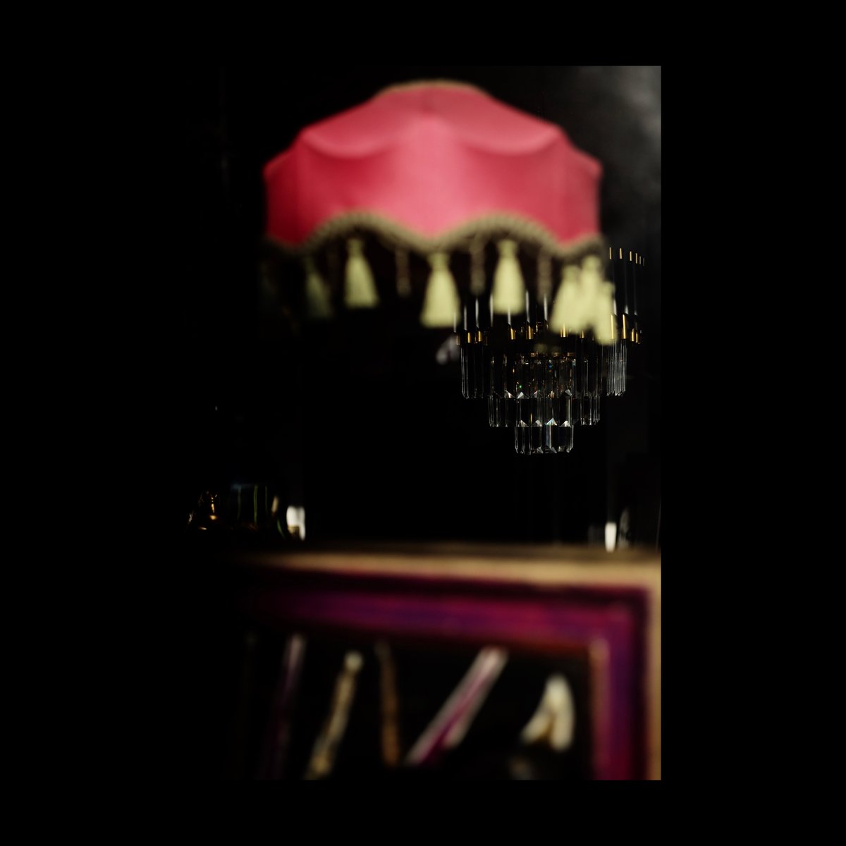 fivearchitects's tweet image. Light shades, dark shades? Summer walk with @leica_camera #MP240 in #Southsea #streetphotography #vintage #springlight #shopwindows