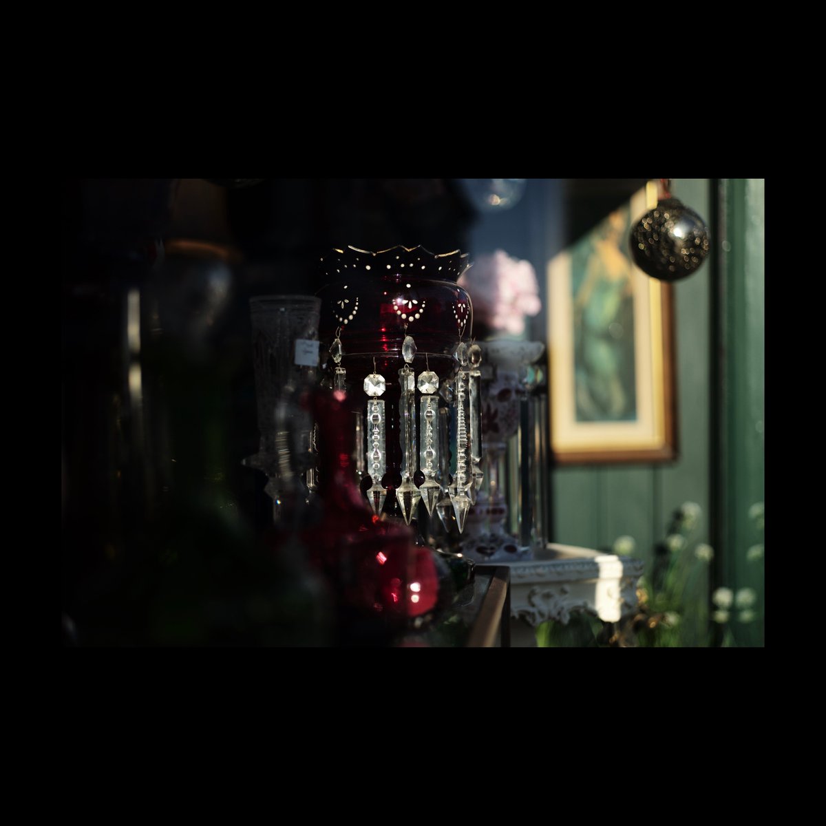 fivearchitects's tweet image. Light shades, dark shades? Summer walk with @leica_camera #MP240 in #Southsea #streetphotography #vintage #springlight #shopwindows