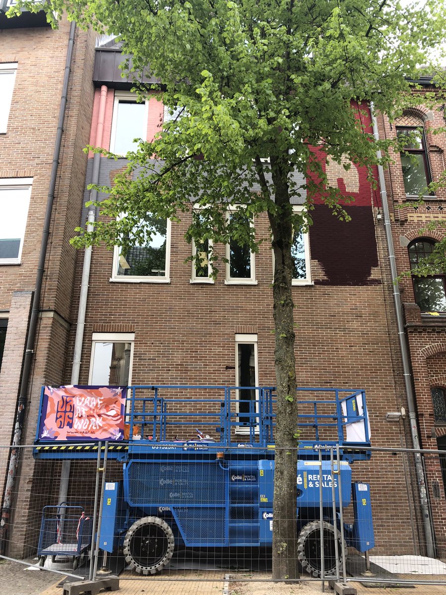 wijmenga_cisca's tweet photo. De stoere dames van VAAF zijn gestart met de ⁦Aletta Jacobs⁩ muurschildering op het Broerplein in het kader van 150 jaar Aletta ⁦@univgroningen⁩ 💪🖌🎨 https://t.co/ai3YGlhv9Z