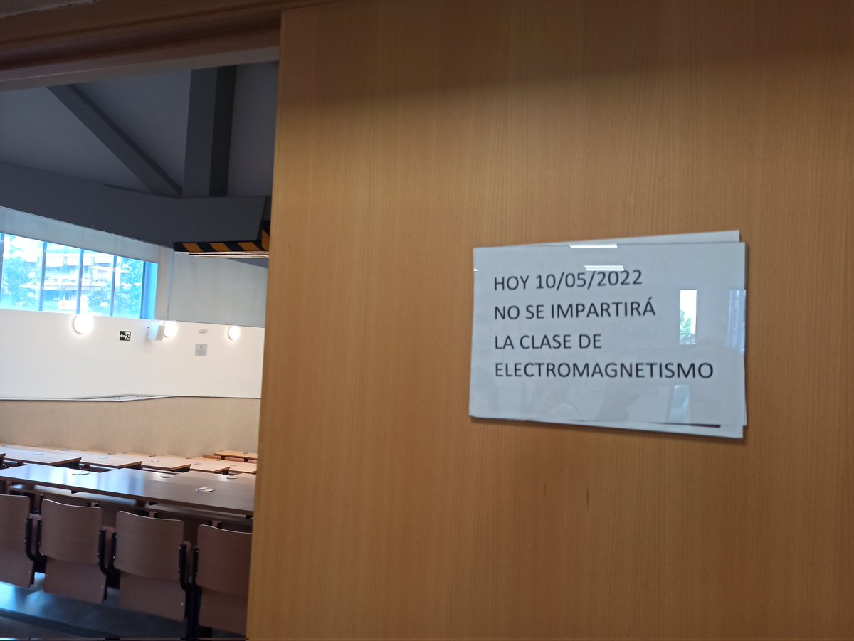 Hoy en "modernidades de la US": avisar que no hay clase cuando llego a clase 🤡🤡🤡🤡🤡

La próxima ponme un juglar en la puerta cantándome las noticias del día